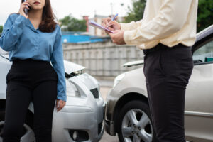woman who was in a car accident speaking to an insurance advisor